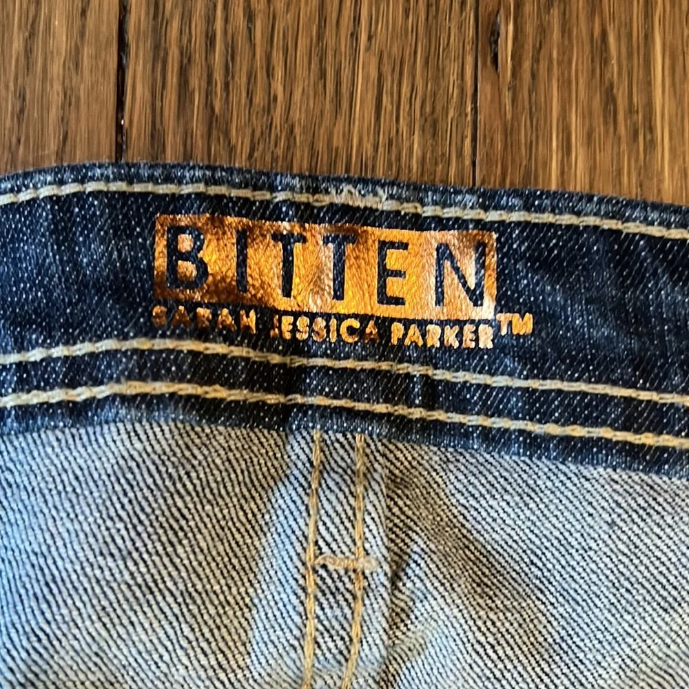 Bitten by Sarah Jessica Parker materials women